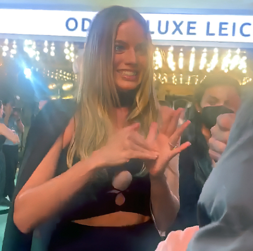 Margot Robbie uses Sign Language for hearing impaired/deaf at Barbie premier.
